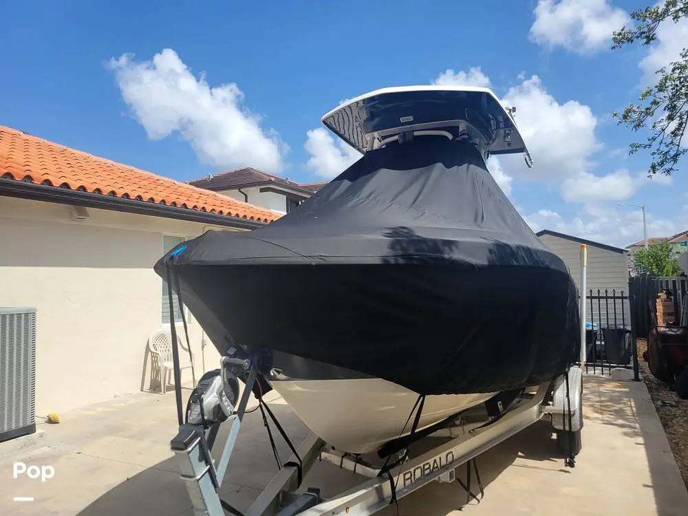 2017 Robalo r222