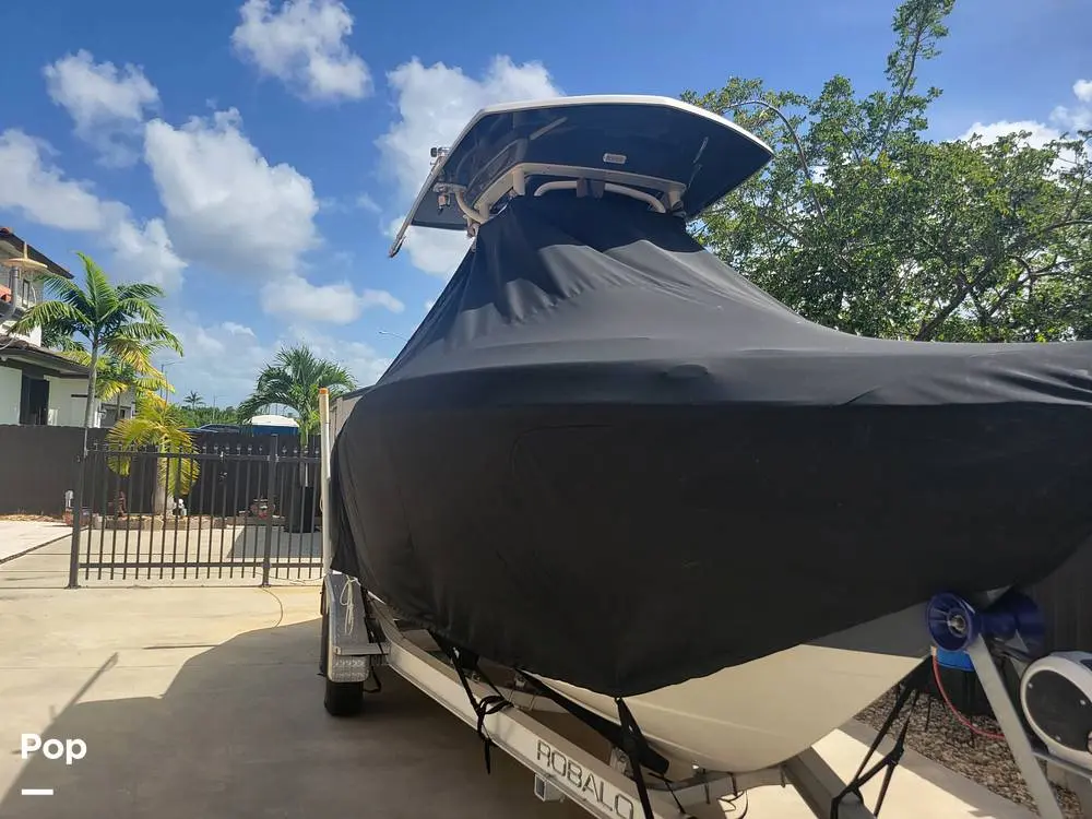 2017 Robalo r222