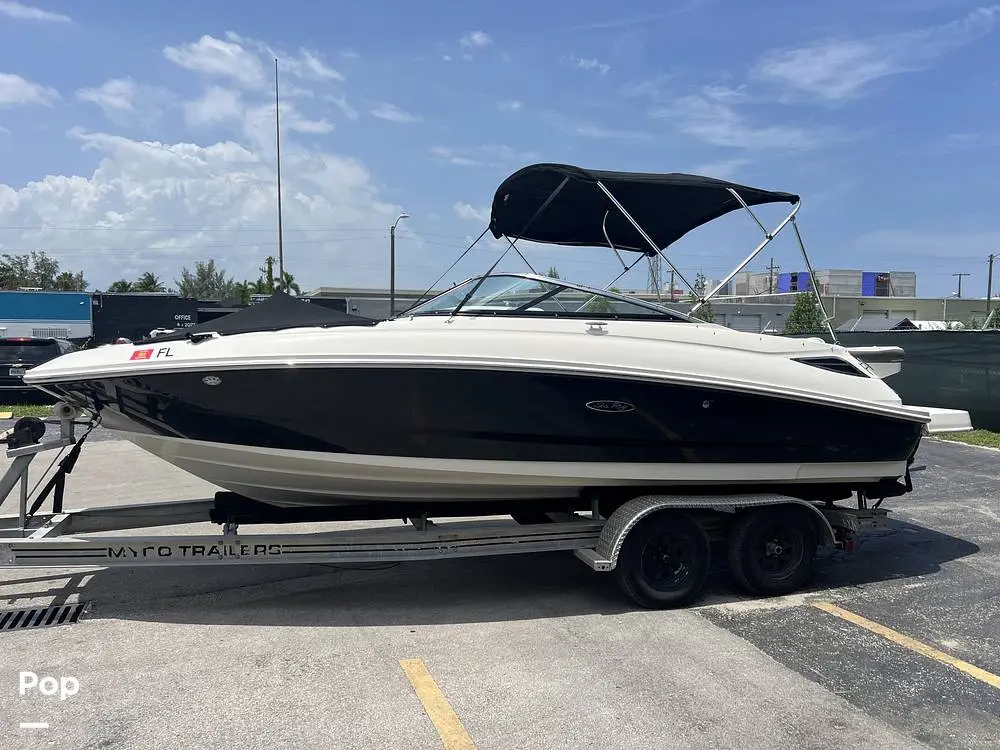 2013 Sea Ray 220 sundeck