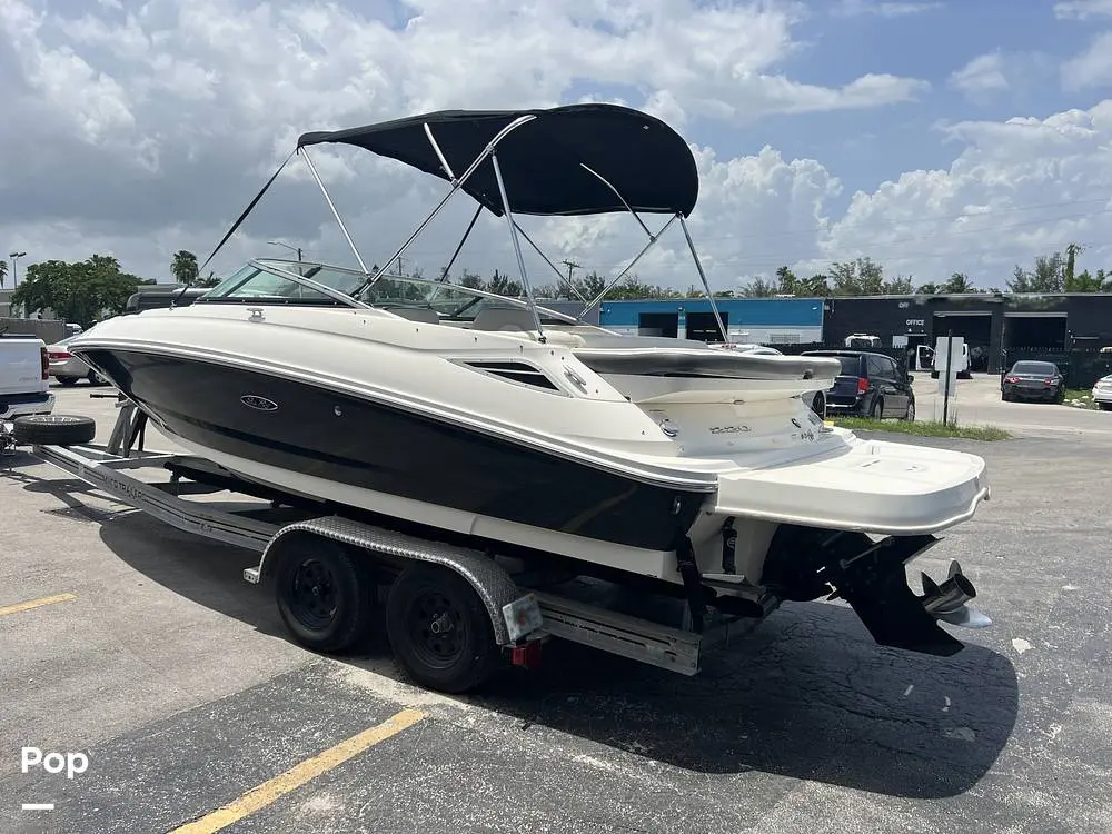 2013 Sea Ray 220 sundeck