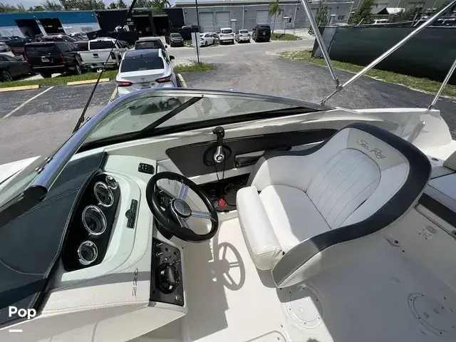 Sea Ray 220 Sundeck