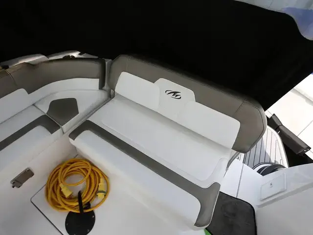 Monterey 295 Sport Yacht