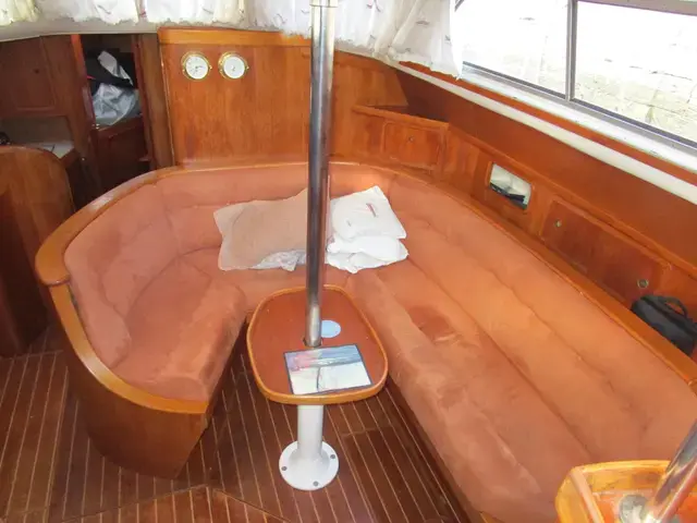 Sovereign 40 Deck saloon