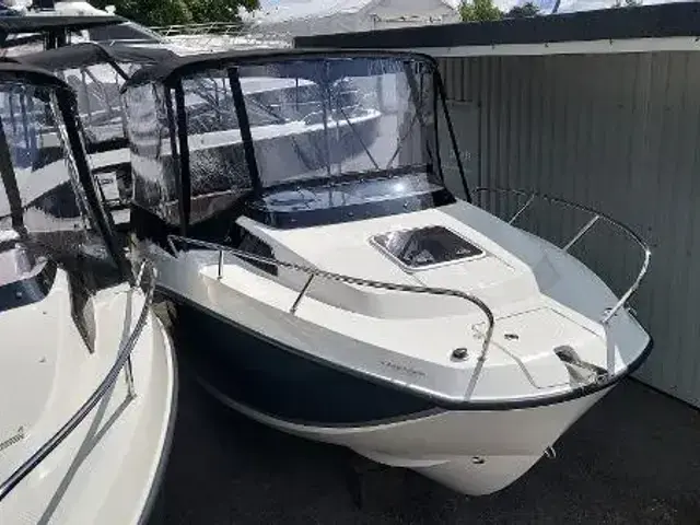 Quicksilver Activ 555 Cabin