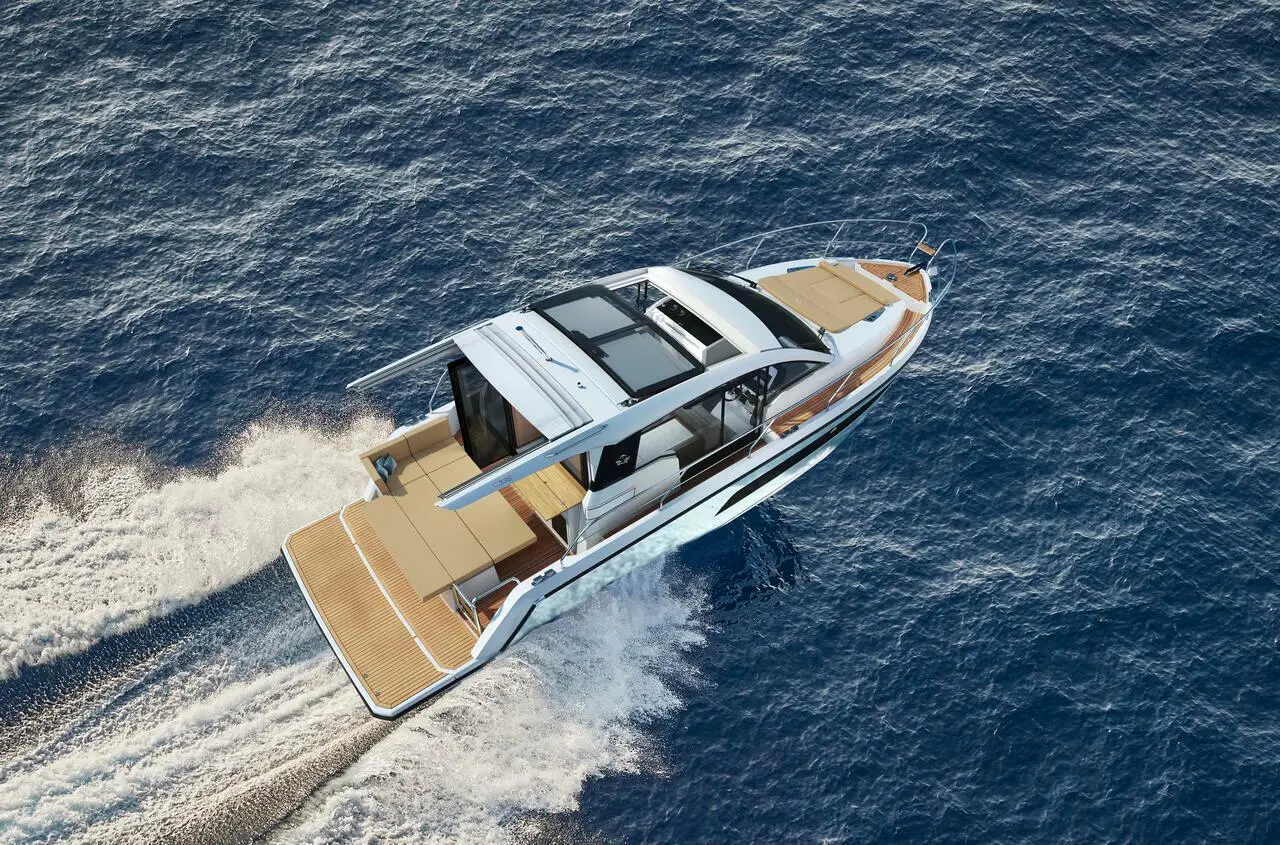 2025 Sealine c 335v