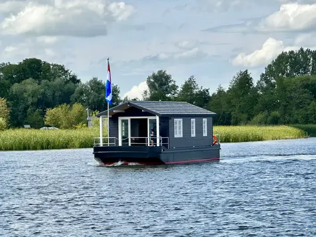 HOMESHIP VaarChalet 1250D Luxe Houseboat