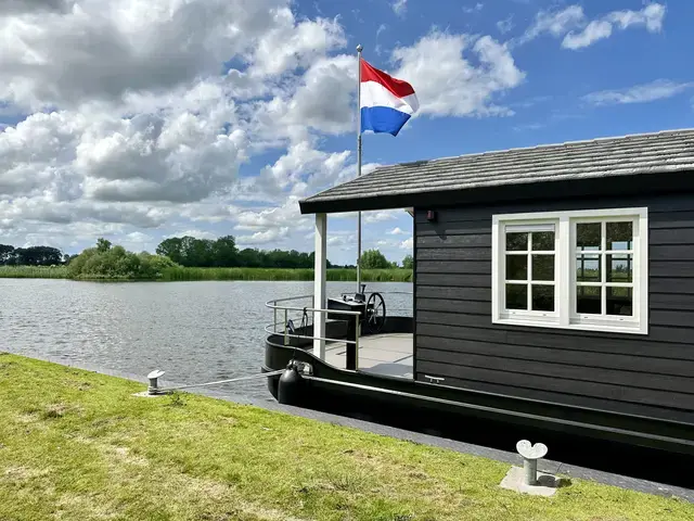 HOMESHIP VaarChalet 1250D Luxe Houseboat