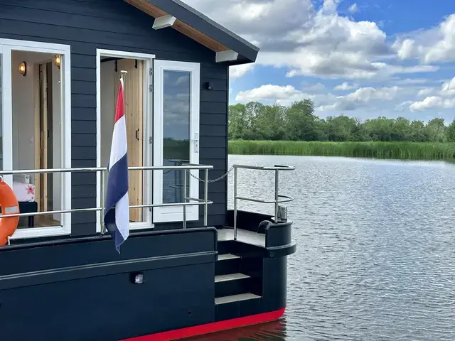 HOMESHIP VaarChalet 1250D Luxe Houseboat