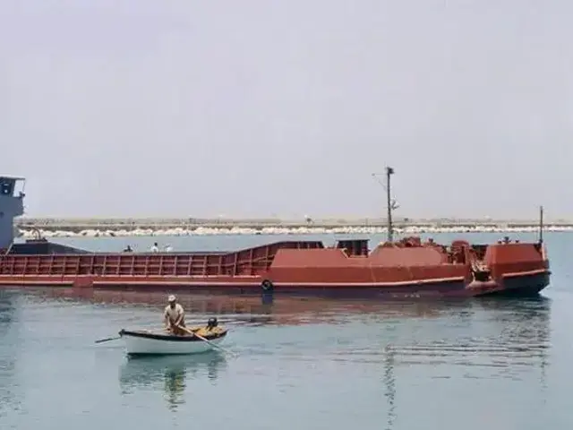 SPLIT HOPPER BARGE