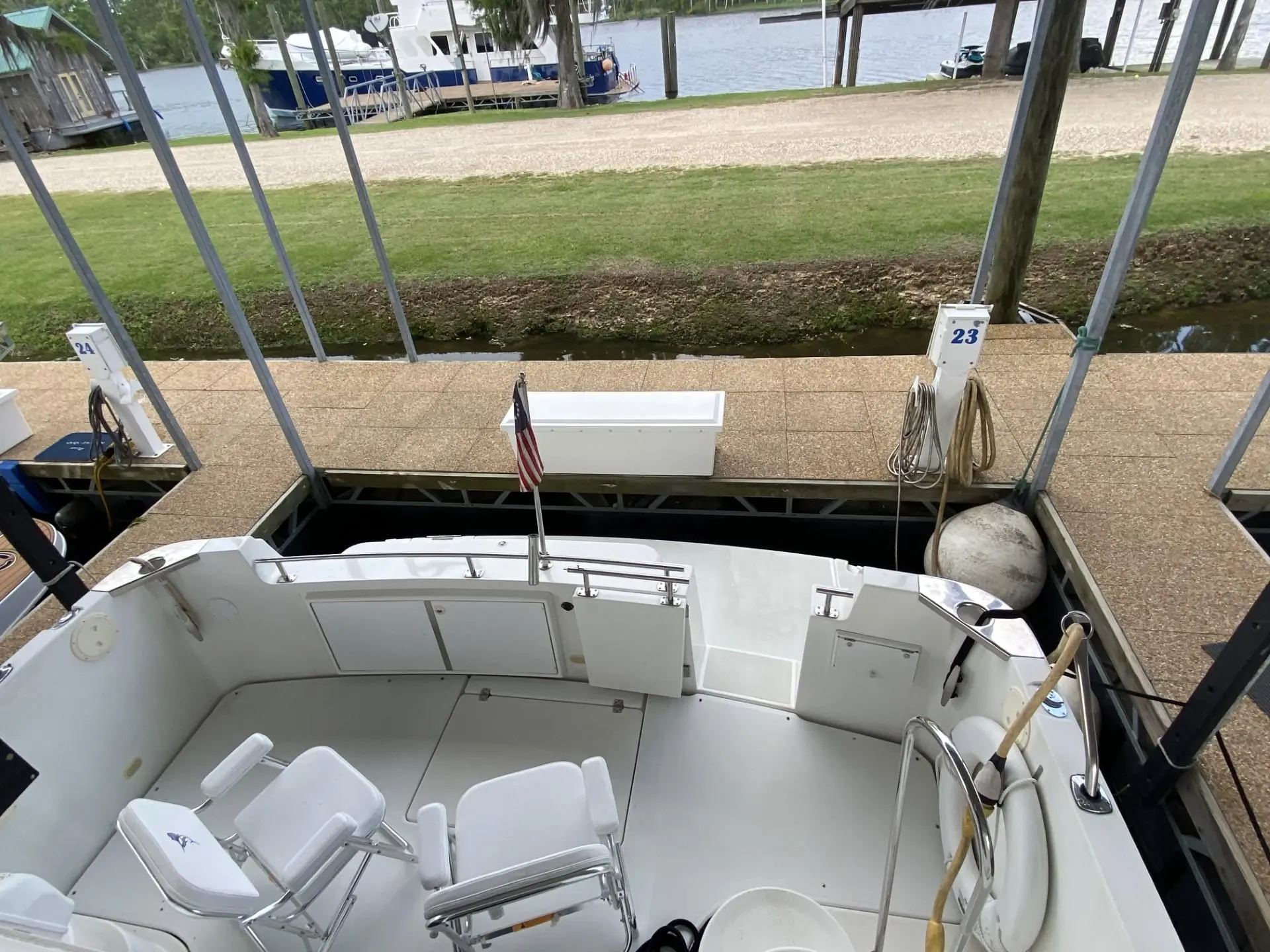 2004 Carver 444 cockpit motor yacht