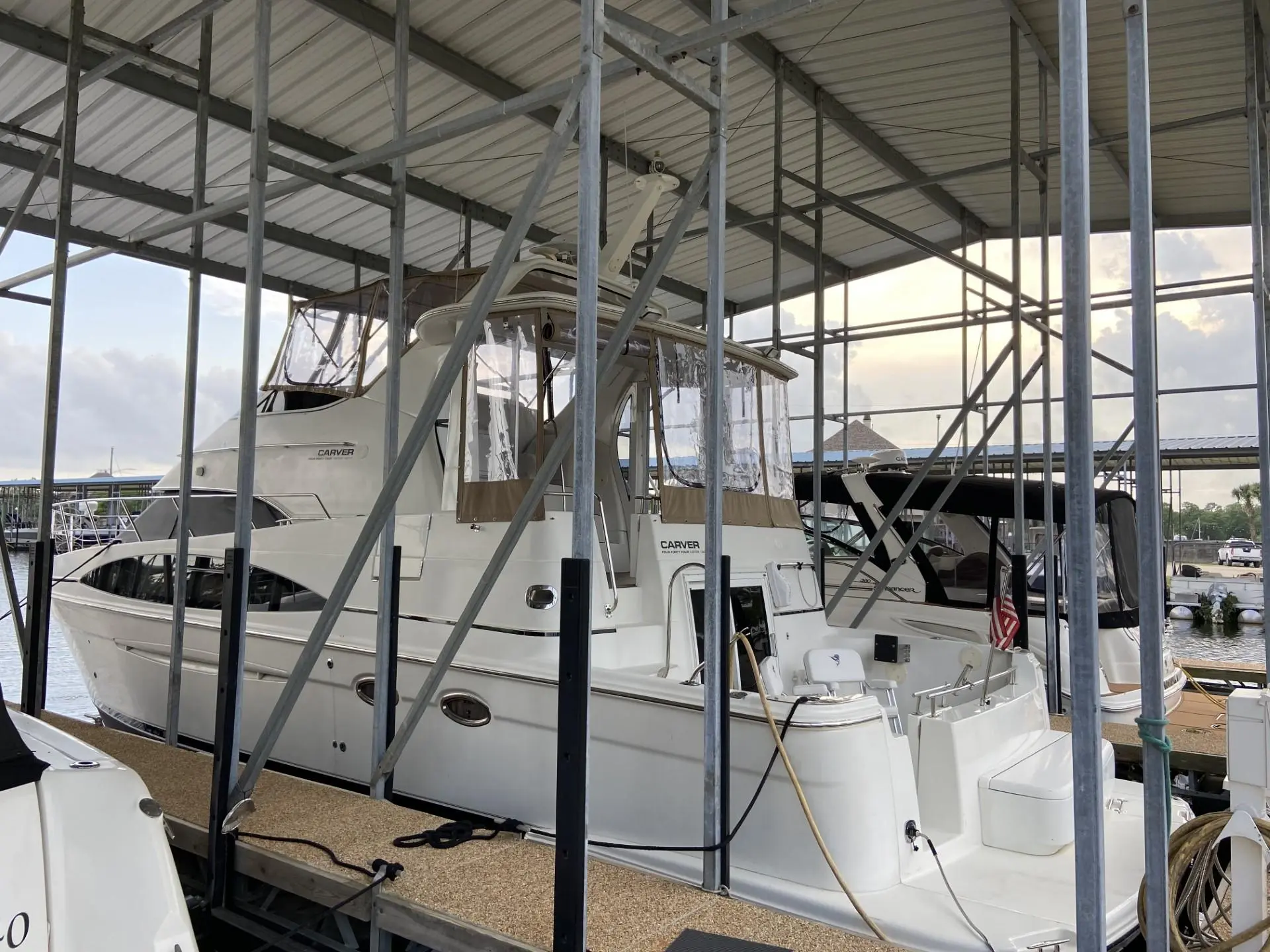 2004 Carver 444 cockpit motor yacht