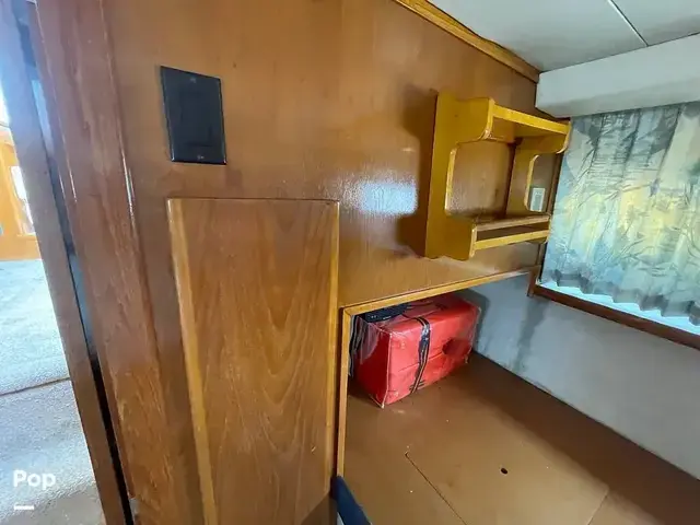 Carver 300 Aft Cabin