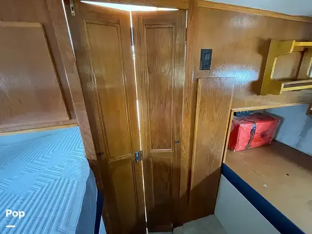 Carver 300 Aft Cabin