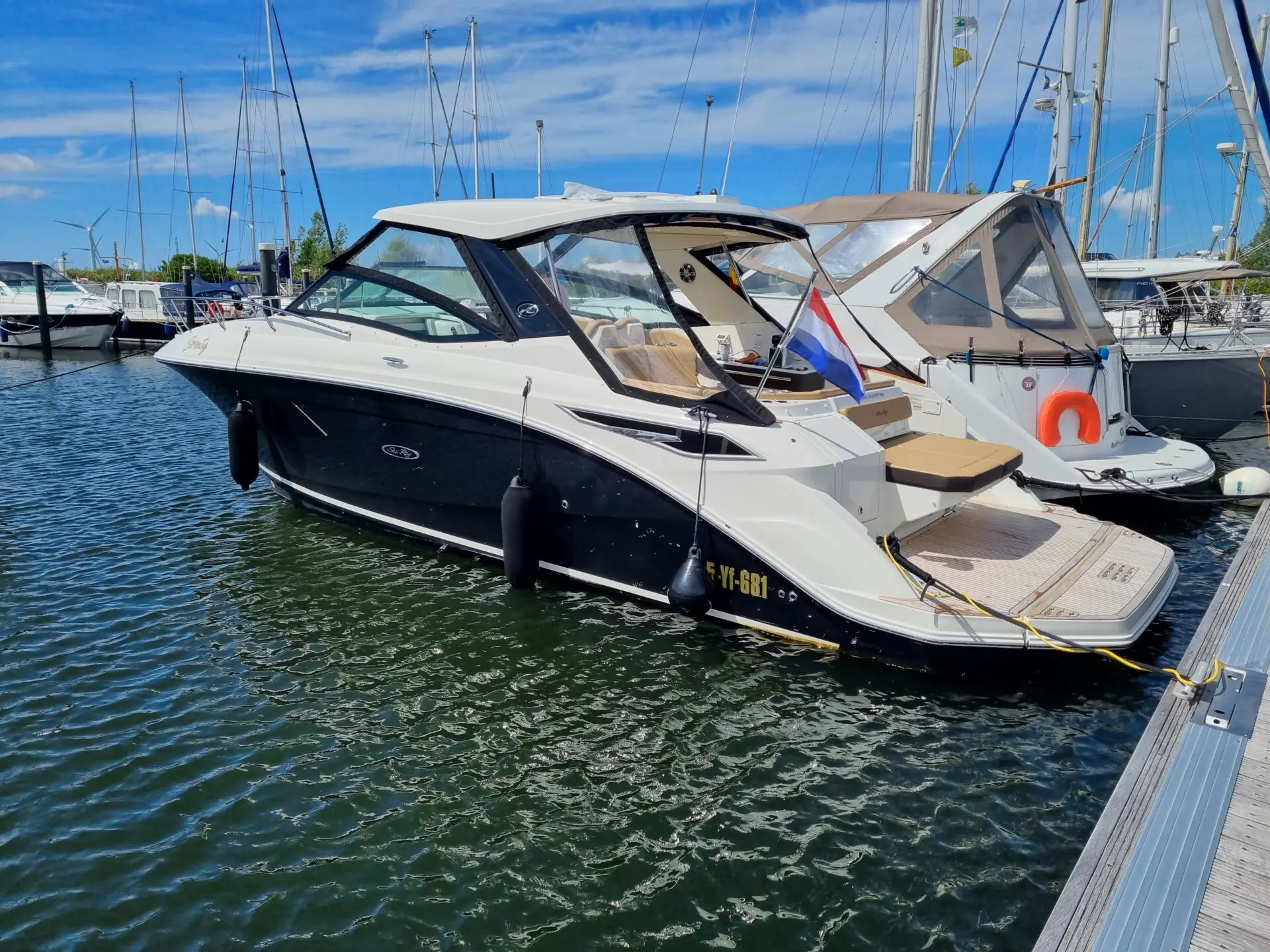 2022 Sea Ray 320 sundancer