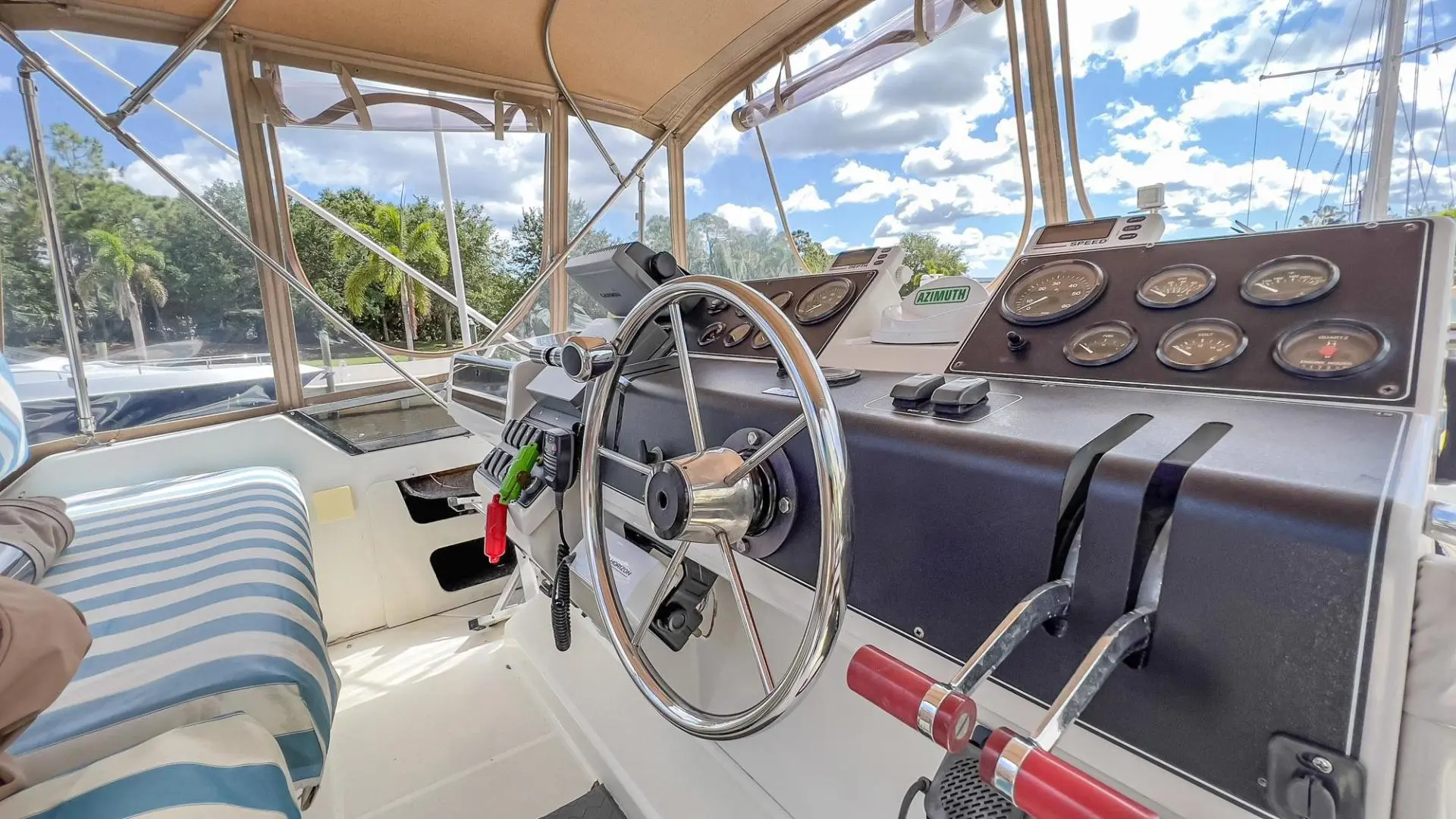 1992 Carver 33 flybridge cruiser