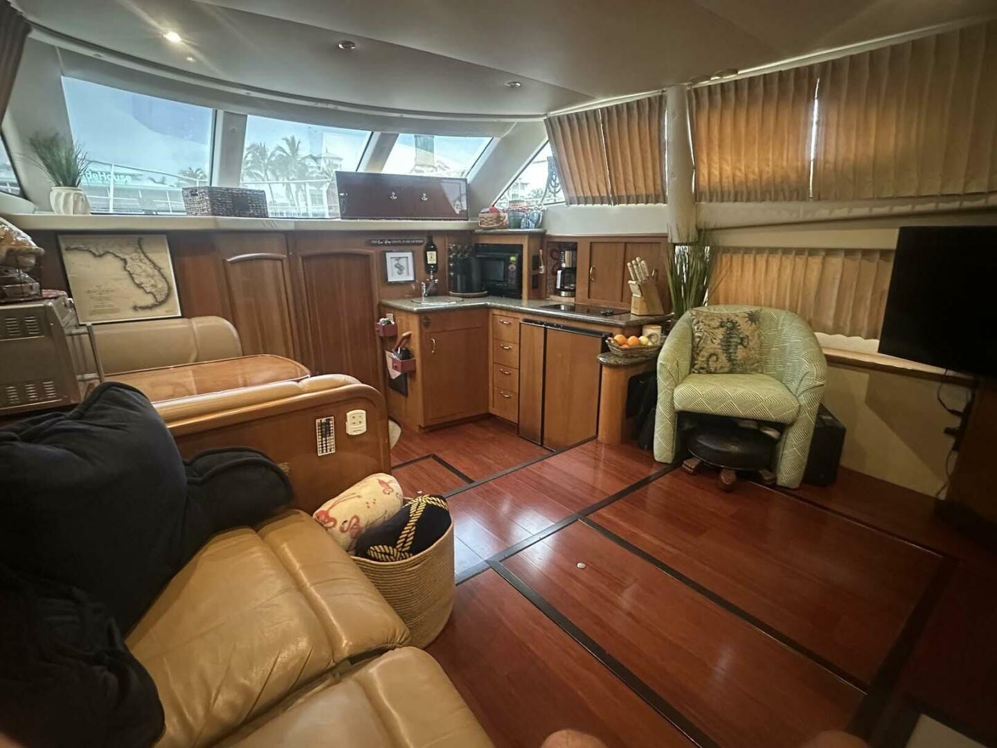 2005 Carver cockpit motor yacht