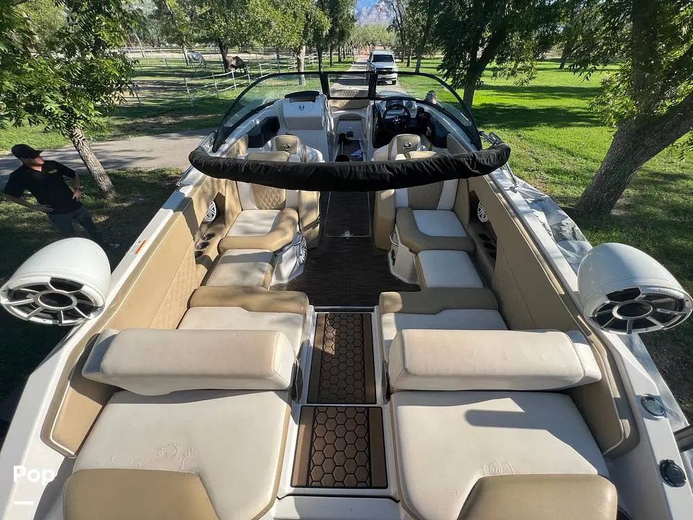 2017 Scarab 255 platinum se