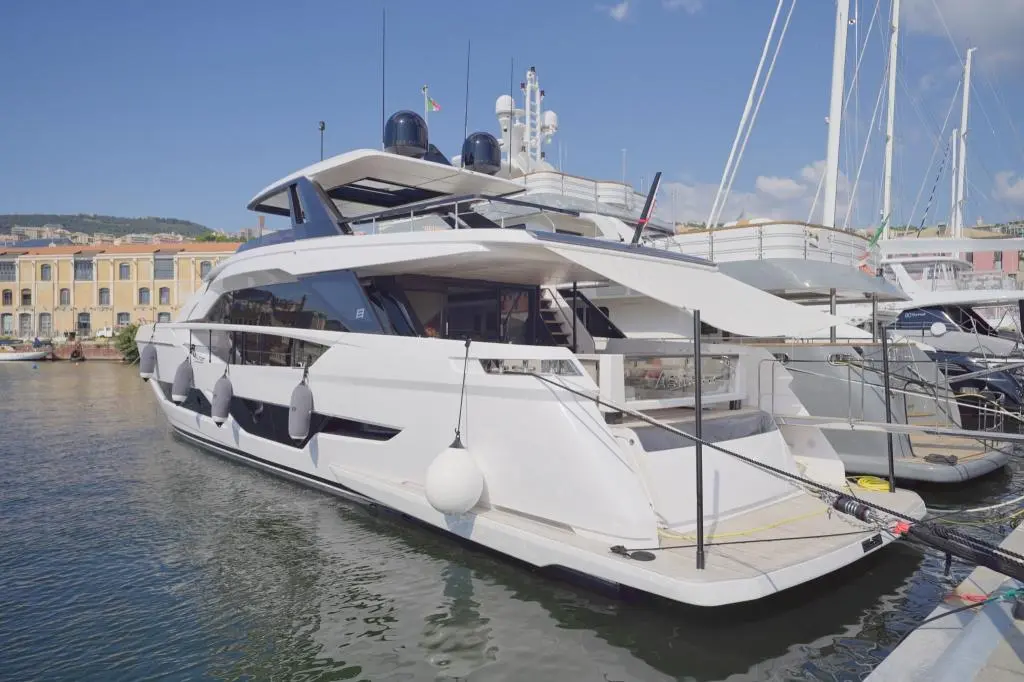 2023 Ferretti 860