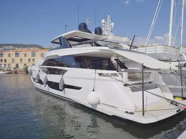 Ferretti Yachts 860