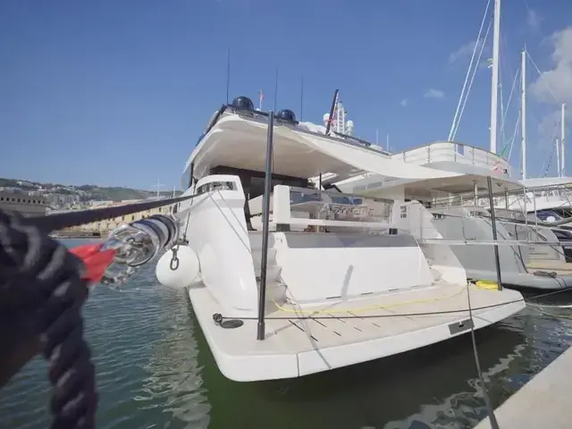 Ferretti Yachts 860