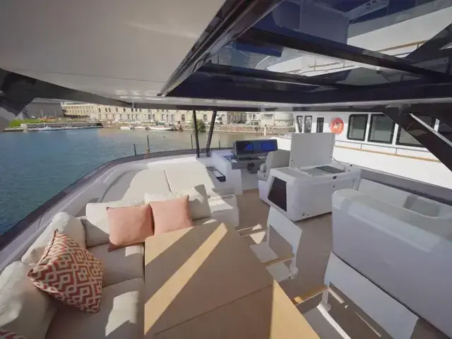 Ferretti Yachts 860