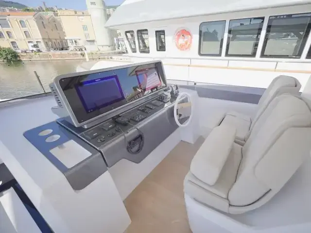 Ferretti Yachts 860