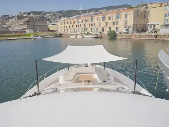 Ferretti Yachts 860