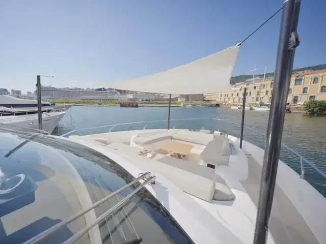 Ferretti Yachts 860