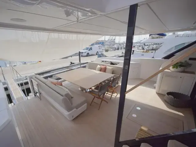 Ferretti Yachts 860