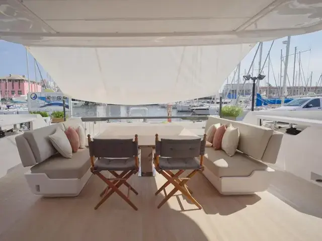 Ferretti Yachts 860