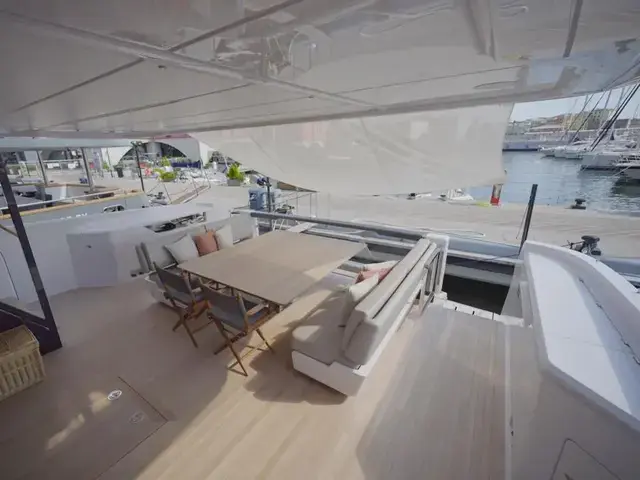 Ferretti Yachts 860