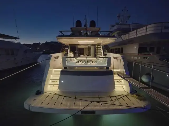 Ferretti Yachts 860