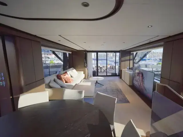 Ferretti Yachts 860