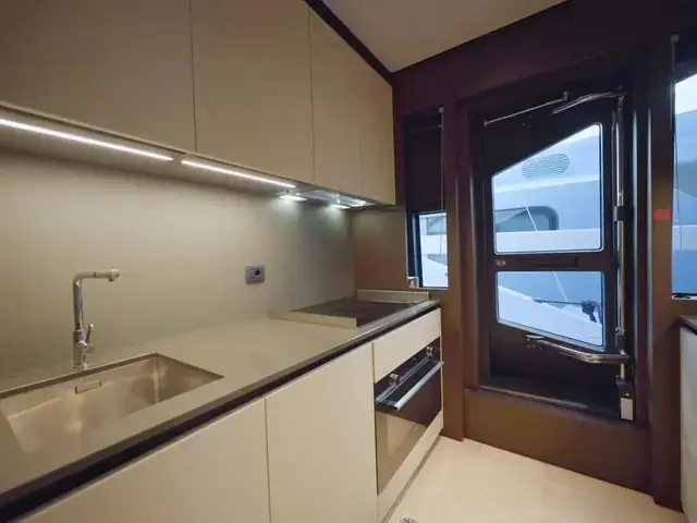 Ferretti Yachts 860