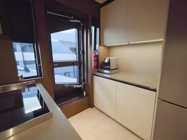 Ferretti Yachts 860