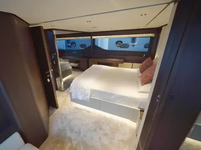 Ferretti Yachts 860