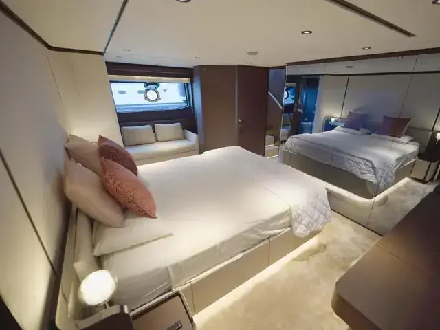 Ferretti Yachts 860