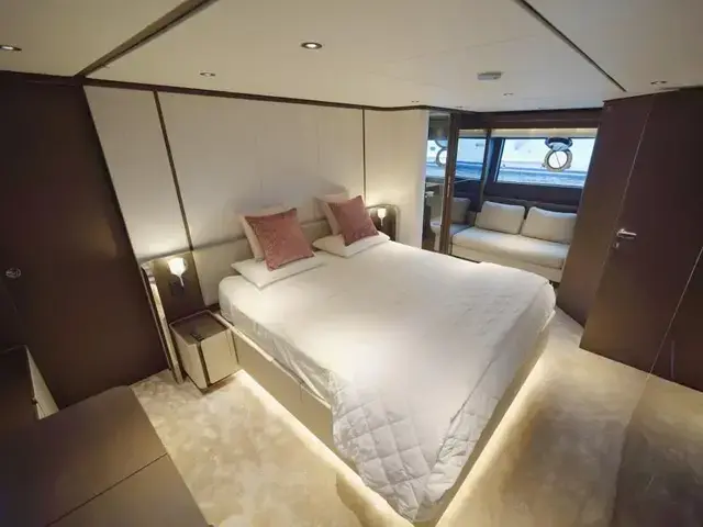 Ferretti Yachts 860