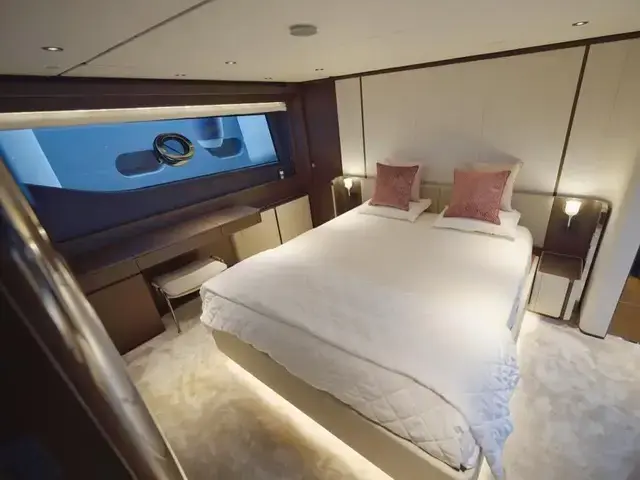 Ferretti Yachts 860