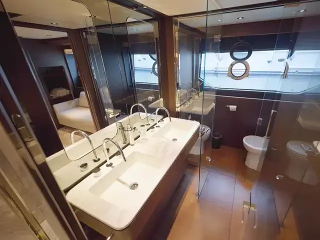 Ferretti Yachts 860