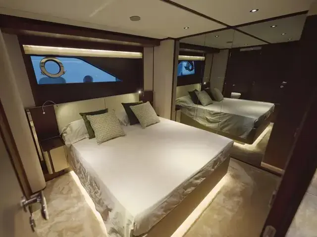 Ferretti Yachts 860