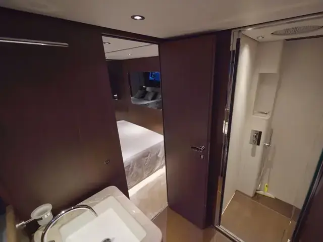 Ferretti Yachts 860