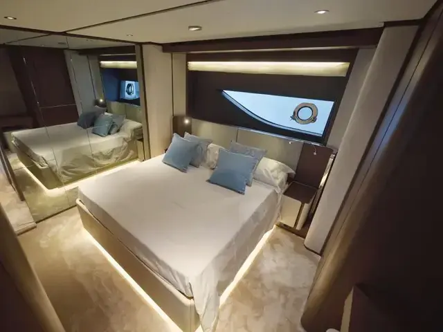 Ferretti Yachts 860