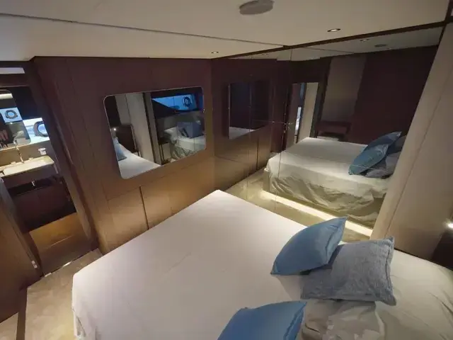 Ferretti Yachts 860