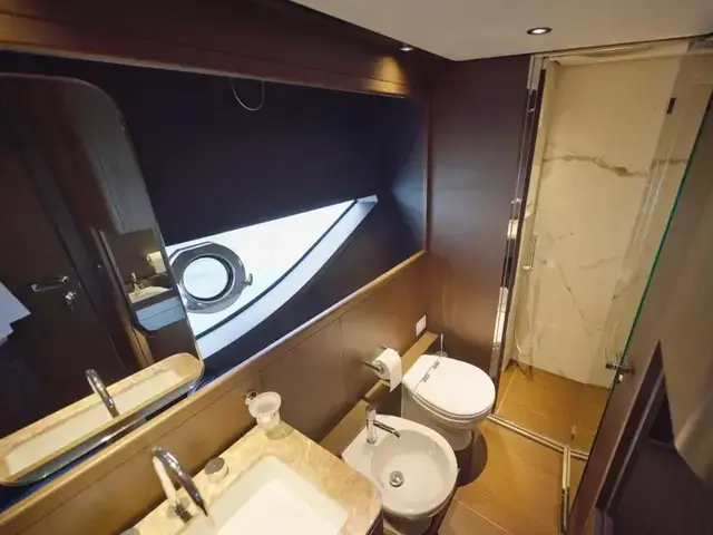 Ferretti Yachts 860