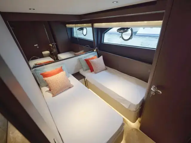 Ferretti Yachts 860