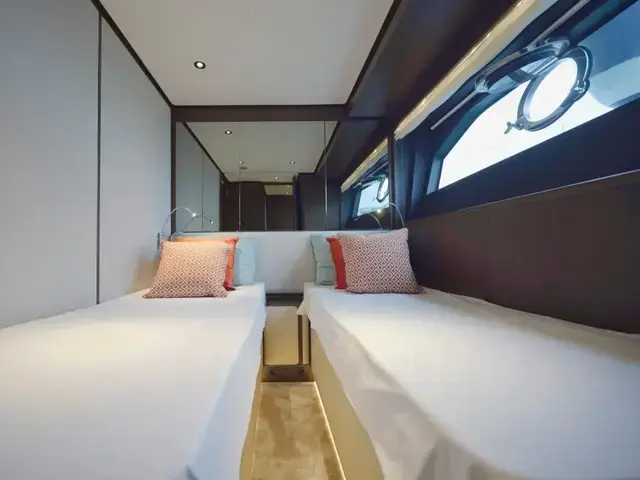 Ferretti Yachts 860