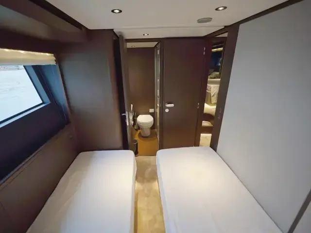 Ferretti Yachts 860