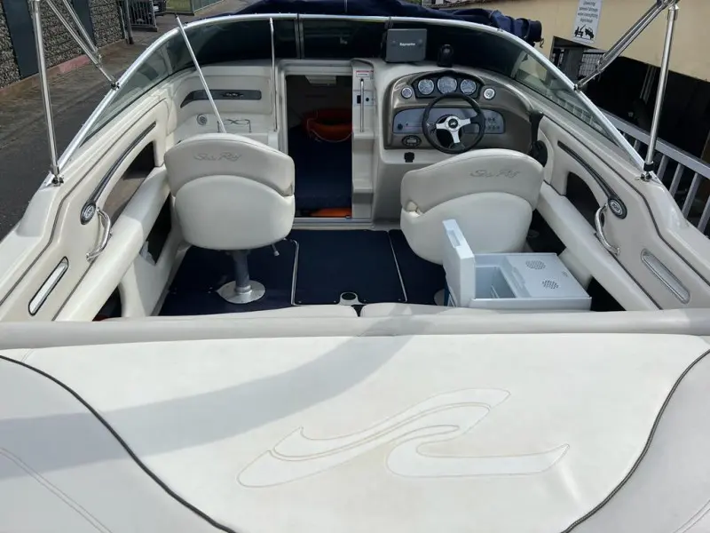 2005 Sea Ray sse 220