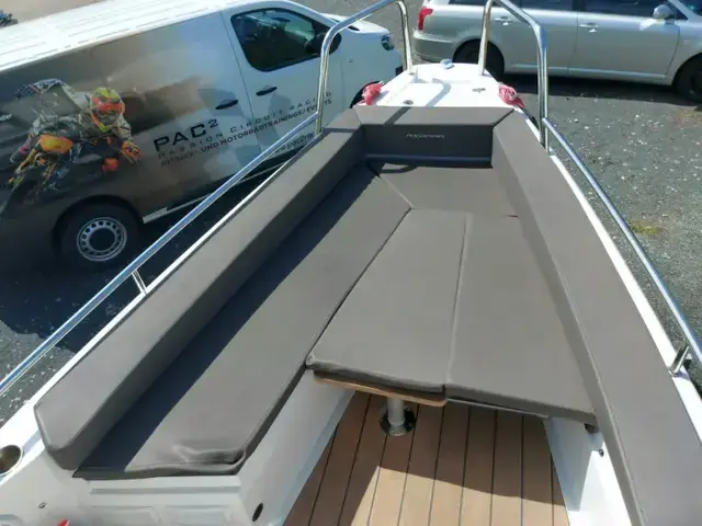 Axopar 28 Cabin